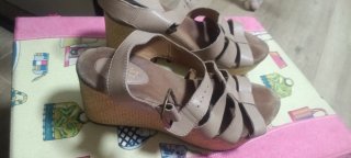Sandalias azules de tiras