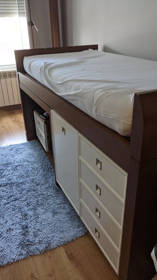 Cama con escritorio y cajones