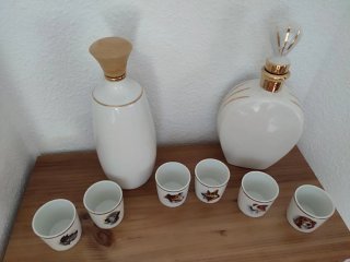 Set di ceramica decorata con cani