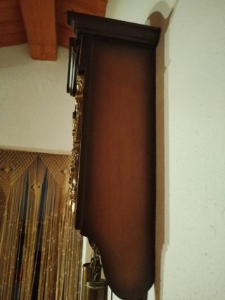 Reloj de pared antiguo con péndulo