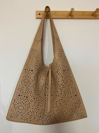 Bolso bandolera beige con neceser interior