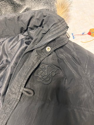 Abrigo SikSilk Negro con Capucha