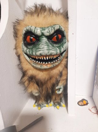 Figura antigua de monstruo peludo