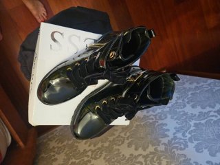 Botín Guess Negro Charol Hebilla y Lazos