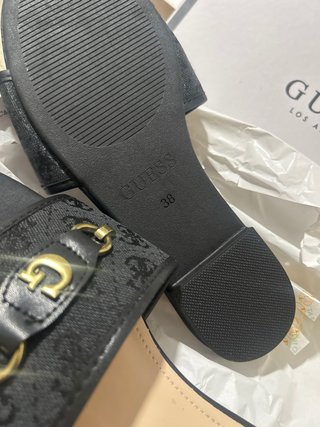 Sandalias Guess Negras con Logo Dorado