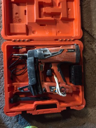 Clavadora Pulsa 800 con maletín