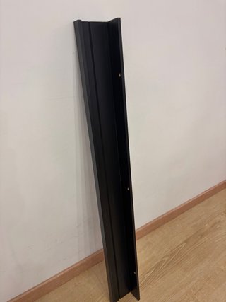 Estante negro para cuadros