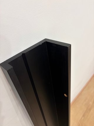 Estante negro para cuadros