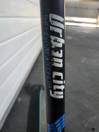 Patinete plegable azul y negro