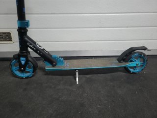 Patinete plegable azul y negro