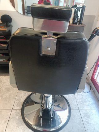 Sillón de peluquería negro y plateado