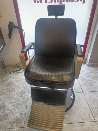 Sillón de peluquería negro y plateado