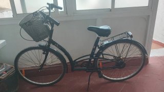 Bicicleta urbana negra con cesta