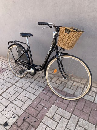 Bicicleta de paseo negra con cesta