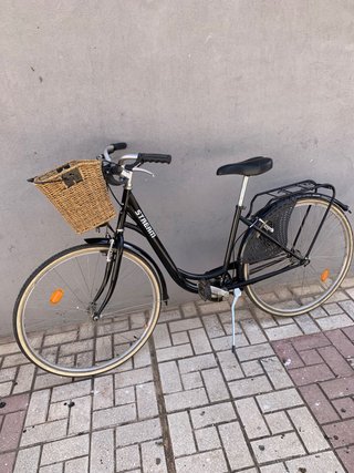 Bicicleta de paseo negra con cesta