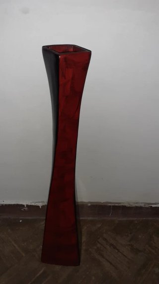 Jarrón alto de cerámica negro y rojo ver defecto