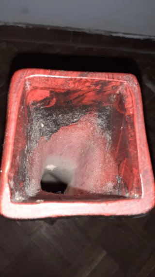 Jarrón alto de cerámica negro y rojo ver defecto