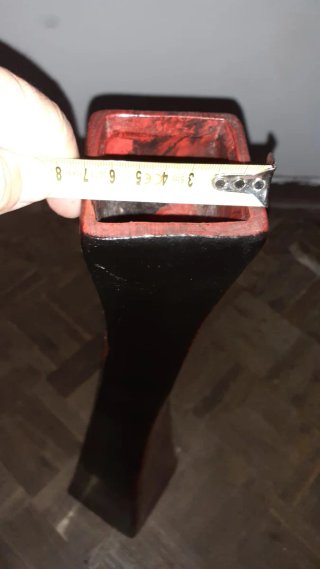 Jarrón alto de cerámica negro y rojo ver defecto