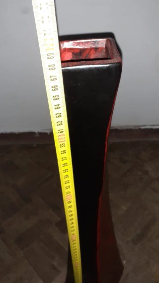 Jarrón alto de cerámica negro y rojo ver defecto