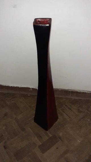 Jarrón alto de cerámica negro y rojo ver defecto