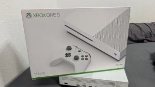 Xbox One S 1 TB + Mando Elite v1 + 4 Juegos