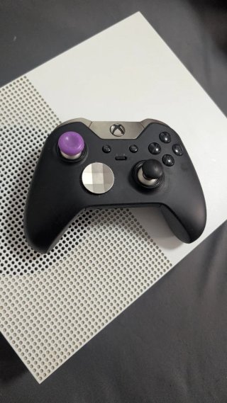 Xbox One S 1 TB + Mando Elite v1 + 4 Juegos