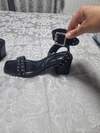 Sandalias de tacón negras con tachuelas