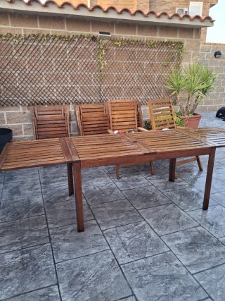 Mesa de jardín y 8 sillas de madera
