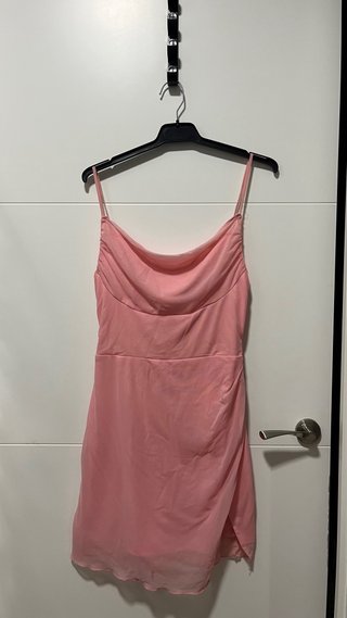 Vestido corto rosa de tirantes