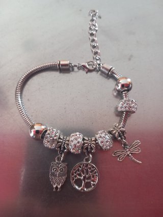Pulsera plateada con charms