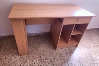 Escritorio de madera claro