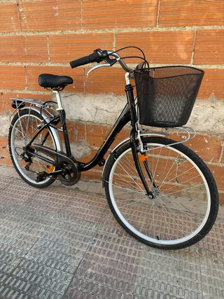 Bicicleta urbana negra con cesta