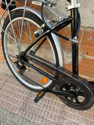 Bicicleta urbana negra con cesta