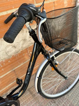 Bicicleta urbana negra con cesta
