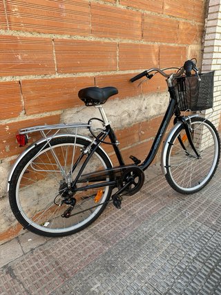 Bicicleta urbana negra con cesta