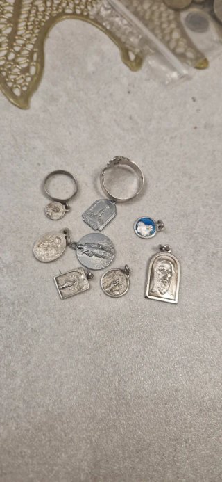 Lote de medallas y anillo religiosos