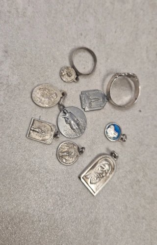 Lote de medallas y anillo religiosos