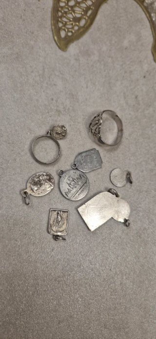 Lote de medallas y anillo religiosos