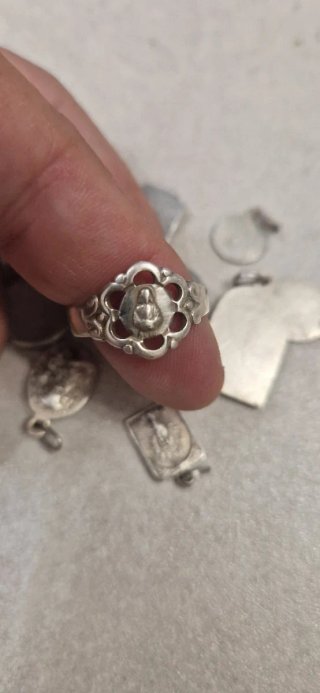 Lote de medallas y anillo religiosos