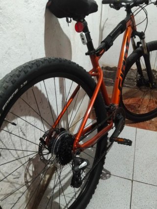 Bicicleta de montaña naranja