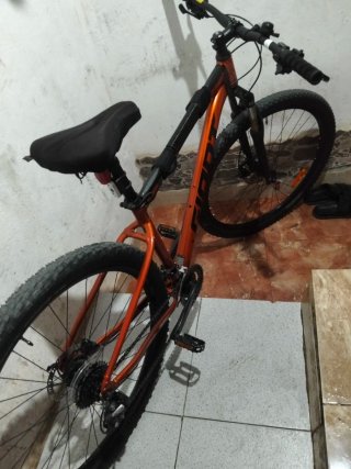 Bicicleta de montaña naranja