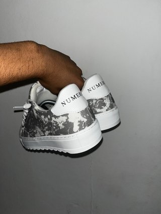 Zapatillas Numeris grises y blancas