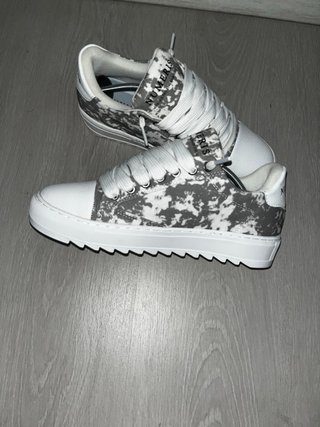 Zapatillas Numeris grises y blancas