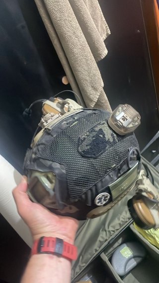 Casco Táctico Tacsky con Auriculares y Linterna