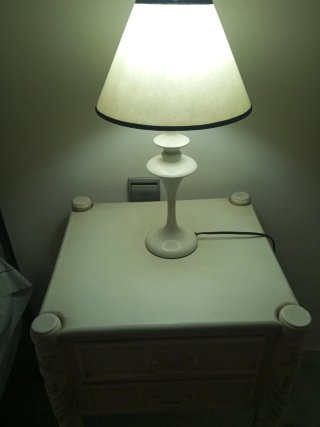 2 Lámparas de mesita de noche lacadas en blanco.
