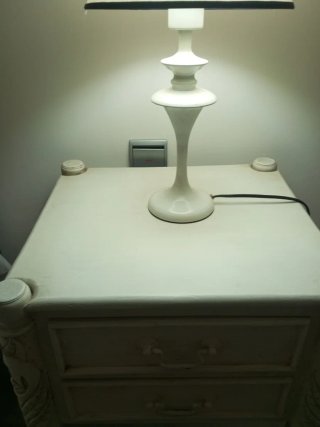 2 Lámparas de mesita de noche lacadas en blanco.