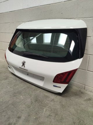 Portón Peugeot 308 Blanco de 2018.