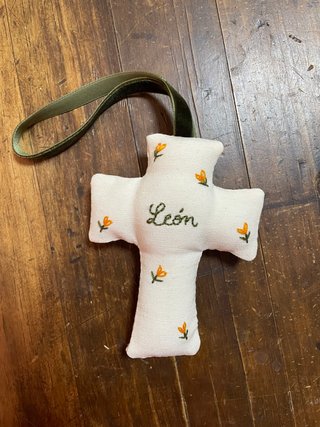 Cruz de tela bordada a mano con nombre