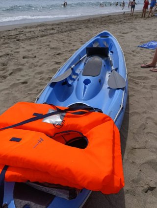 Kayak 3 plazas con remos, chalecos y ruedas.