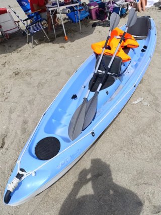 Kayak 3 plazas con remos, chalecos y ruedas.